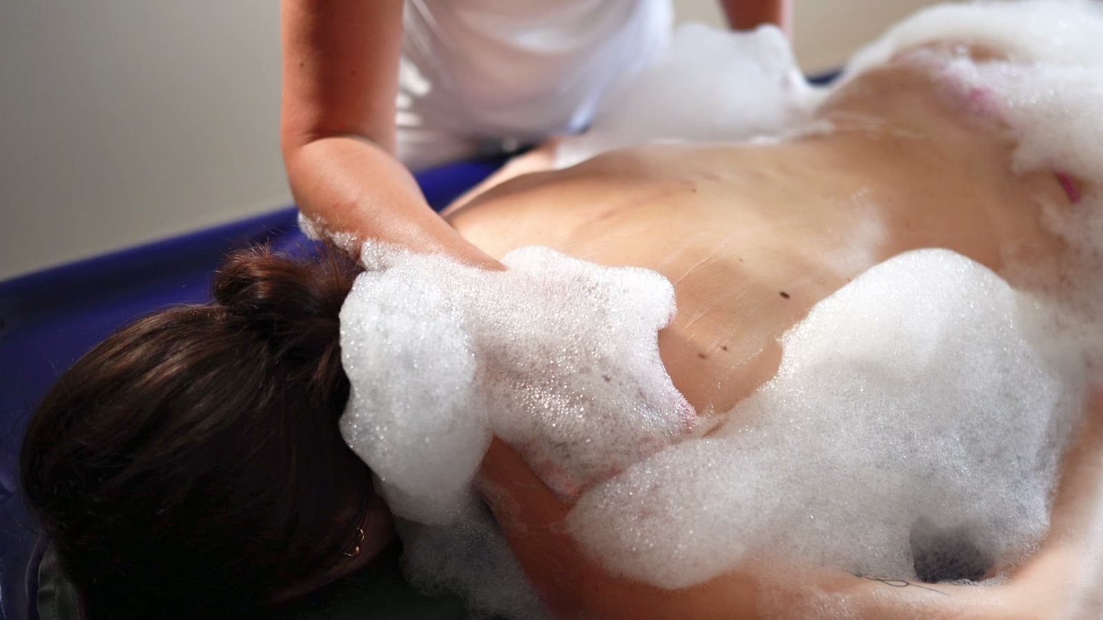 Seifenschaummassage — ein beliebtes Gutscheinmotiv